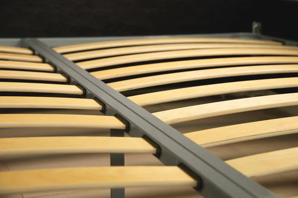 El primer plano por los elementos de madera de la base artopédica de la cama doble. Estructura interior de los muebles — Foto de Stock