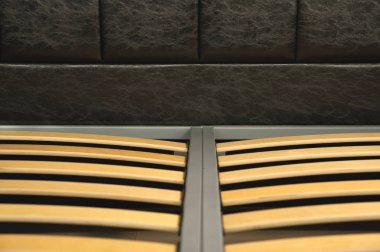 Yakın çekim bir çift kişilik yatak bir arthopedic tabanı ahşap unsurları. Mobilya iç yapısı