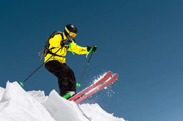 Skieur Équipement Sportif Complet Saute Dans Précipice Depuis Sommet Glacier — Photo