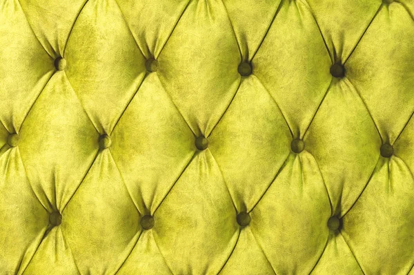 Βελούδο επιφάνεια του καναπέ close-up. Κατάρτιση εξοπλισμός-βελούδο χαλάκια σφίγγονται με κουμπιά. Κίτρινο Τσέστερφιλντ στυλ καπιτονέ ταπετσαρία φόντο εσωτερικη — Φωτογραφία Αρχείου
