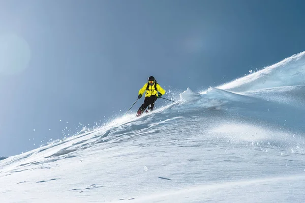 O comprimento total de esqui em pó de neve fresca. esquiador profissional fora da pista em um dia ensolarado — Fotografia de Stock