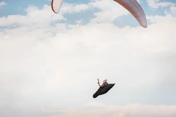 Alone paraglider flying in the blue sky against the background of clouds. Paragliding in the sky on a sunny day — Stock Photo, Image