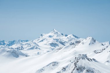 Kışın kar Kafkasya'da dağ zirveleri kaplı. Kış sporları için harika bir yer. Mount Shtavler