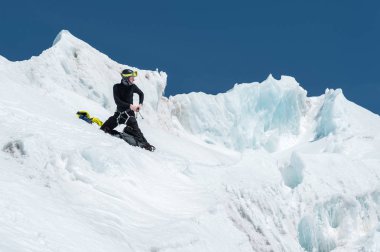 Dağ Kılavuzu aday eğitim buz baltası ve Kuzey Kafkasya'da bir buzulun üzerinde ip becerileri