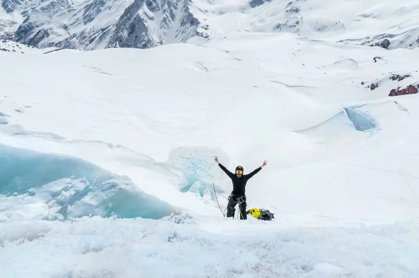 Voorbereiding van een berggids op ijs assen en berijden vaardigheden op een gletsjer in de noordelijke Kaukasus. Handen omhoog in overwinning — Stockfoto