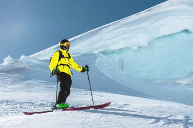 Kafkasya 'da kış karları dağ zirvelerini kapladı. Kış sporları için harika bir yer.
