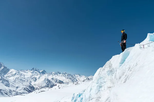 Berg gids kandidaat-opleiding ijsbijl en touw vaardigheden op een gletsjer in de noordelijke Kaukasus — Stockfoto