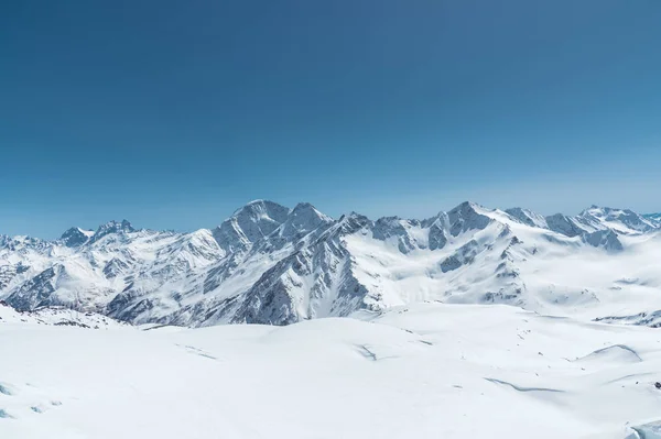 高加索的山顶上覆盖着冬雪。冬季运动的好地方 — 图库照片