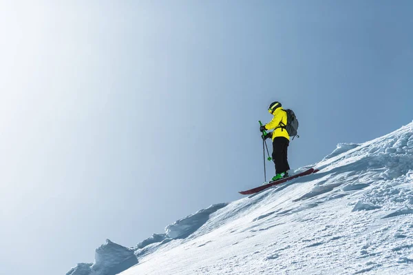 A neve de inverno cobriu picos de montanha no Cáucaso. Ótimo lugar para esportes de inverno — Fotografia de Stock