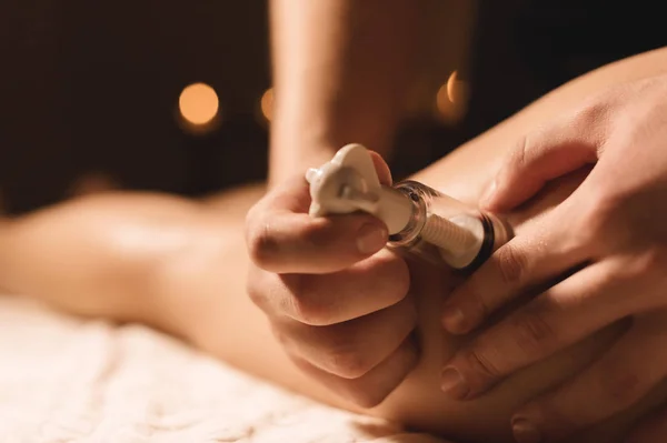 Close Hardware Cosmetologie Vacuüm Massage Procedure Mannelijke Handen Installeren Vacuüm — Stockfoto