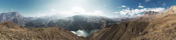 Panorama Manzara Kafkas Dağları arasında bir dağ Gölü — Stok fotoğraf