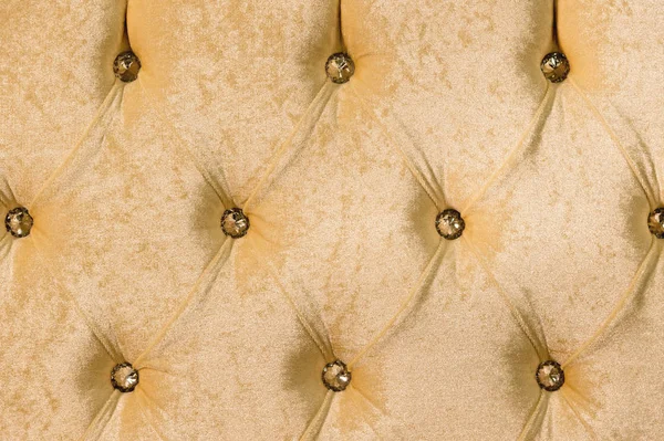 Nahaufnahme beige Stoff gepolstertes Kopfteil mit Knöpfen textilen Hintergrund, Retro stilvolle Schlafzimmermöbel — Stockfoto