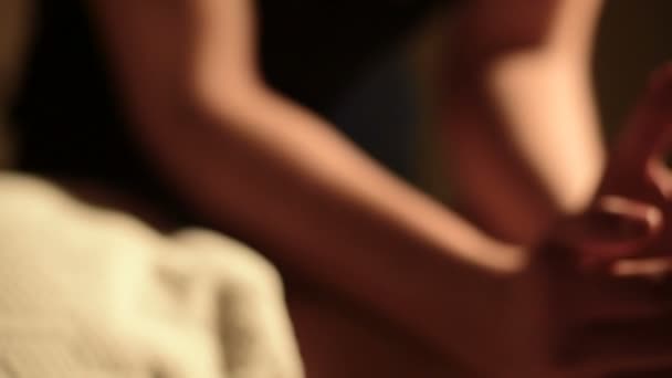 Detail Spa masáž nízký úhel. mužské maséra dělat masáže zad a ramen mladé dívce s lokty v tmavé kanceláři uprostřed hořící svíčky — Stock video