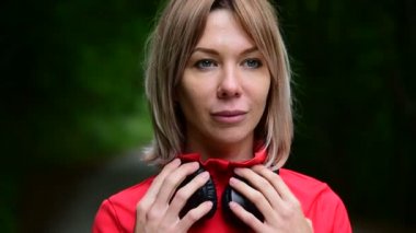 Açık havada ormanda koşu için kulaklık giyen güzel sarışın bir kız Close-up