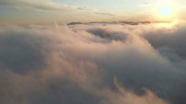 Bulutlara aracılığıyla dusk veya şafak uçan. Pembe bulutlar güneşin uçan. Havadan görünümü. Kuzey Kafkasya