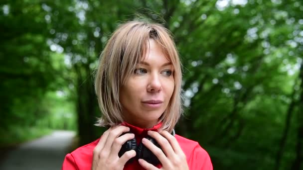 Close Uma Linda Garota Loira Usando Fones Ouvido Para Correr — Vídeo de Stock