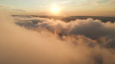 Bulutlara aracılığıyla dusk veya şafak uçan. Pembe bulutlar güneşin uçan. Havadan görünümü. Kuzey Kafkasya