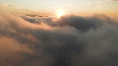 Bulutlara aracılığıyla dusk veya şafak uçan. Pembe bulutlar güneşin uçan. Havadan görünümü. Kuzey Kafkasya