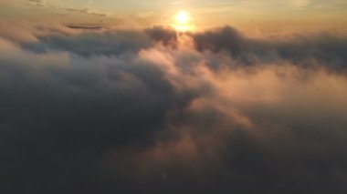 Bulutlara aracılığıyla dusk veya şafak uçan. Pembe bulutlar güneşin uçan. Havadan görünümü. Kuzey Kafkasya