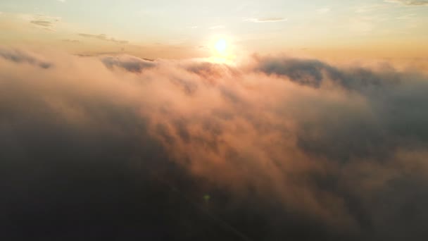 Voando através das nuvens ao anoitecer ou ao amanhecer. Voando em nuvens cor-de-rosa ao sol. Vista aérea. Norte do Cáucaso — Vídeo de Stock