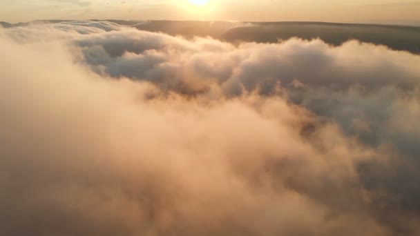 Volando a través de las nubes al anochecer o al amanecer. Volando en nubes rosadas al sol. Vista aérea. Cáucaso Norte — Vídeos de Stock