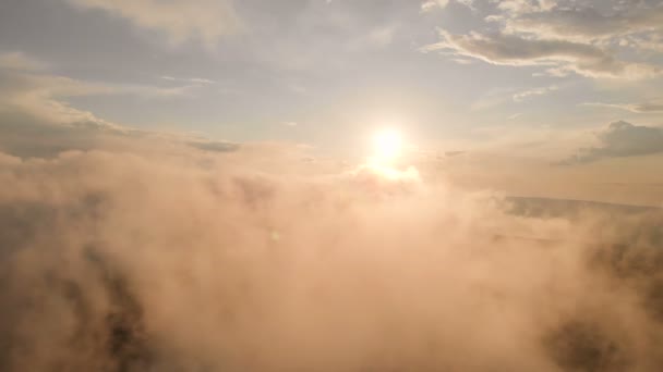 Φέρουν μέσα από τα σύννεφα στο σούρουπο ή αυγή. Πετώντας σε ροζ σύννεφα στον ήλιο. Εναέρια άποψη. Βόρειο Καύκασο — Αρχείο Βίντεο