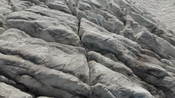Close-up lage vlucht over de diepe scheuren van een bergachtige sluipende gletsjer in 4k. Gletsjer in poedervorm met gele vulkanisch zand — Stockvideo