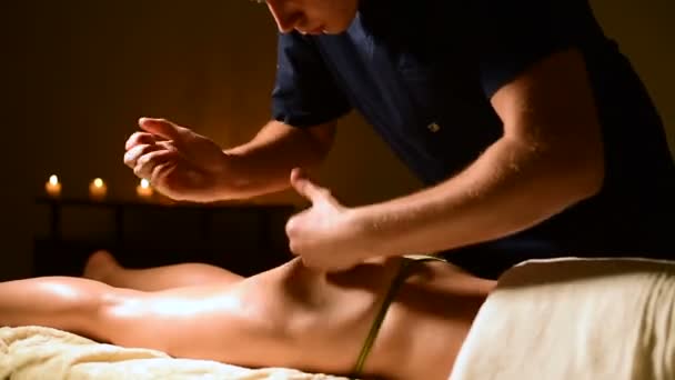 Medelstora närbild av en man. Händerna på en massageterapeut i ett spa massera med lätta slag mot en ung kvinna. Begreppet vård och skönhet. Skinkorna celluliter förebyggande — Stockvideo