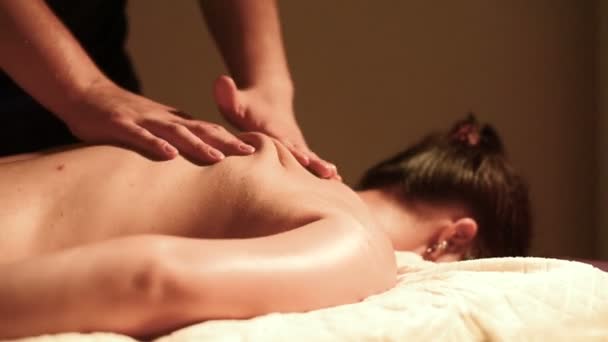 Nahaufnahme männlicher Hände eines Massagetherapeuten, der ein junges Mädchen massiert. Rehabilitation, medizinische Schönheitstherapie. Gesundes Konzept — Stockvideo
