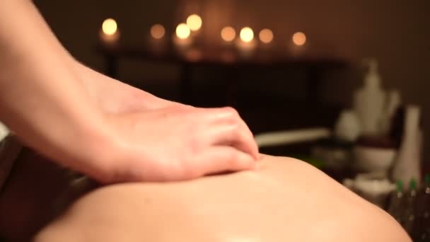 Primo piano di mani maschili di un massaggiatore che fa massaggi a una giovane ragazza. Riabilitazione, medicina terapia della bellezza. concetto sano — Video Stock