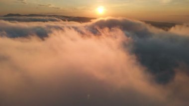 Bulutlara aracılığıyla dusk veya şafak uçan. Pembe bulutlar güneşin uçan. Havadan görünümü. Kuzey Kafkasya
