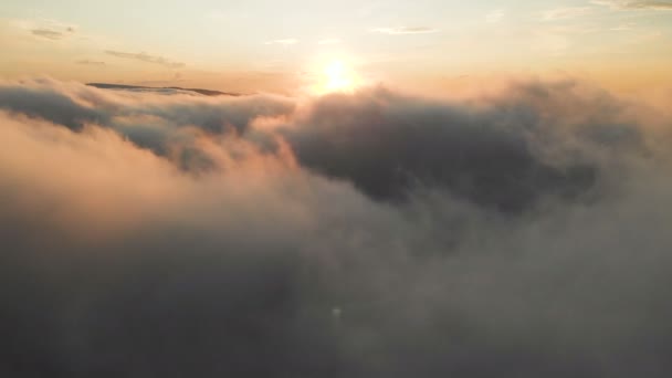 Voando através das nuvens ao anoitecer ou ao amanhecer. Voando em nuvens cor-de-rosa ao sol. Vista aérea. Norte do Cáucaso — Vídeo de Stock