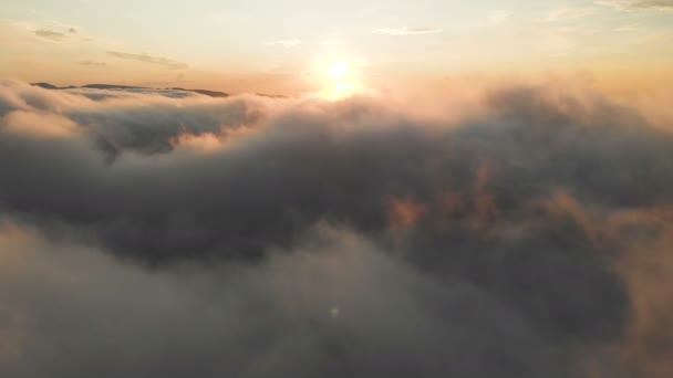 Voando através das nuvens ao anoitecer ou ao amanhecer. Voando em nuvens cor-de-rosa ao sol. Vista aérea. Norte do Cáucaso — Vídeo de Stock