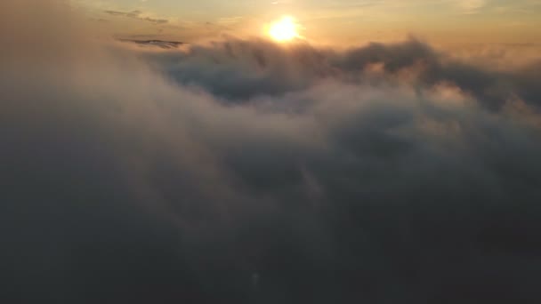 Vliegen door de wolken bij zonsondergang of zonsopgang. Vliegen in roze wolken in de zon. Luchtfoto. Noordelijke Kaukasus — Stockvideo