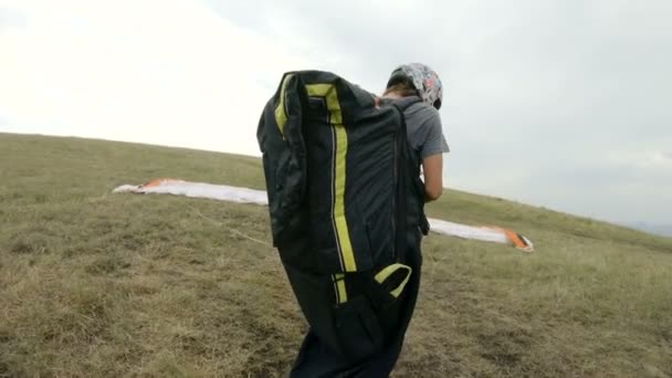 特写专业滑翔伞飞行员准备起飞 扣设备和矫直吊索 — 图库视频影像