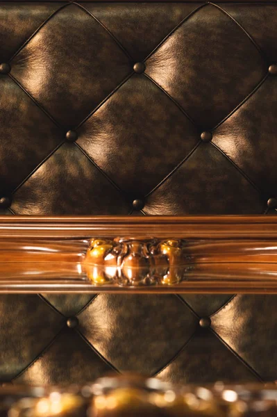 Close-up Tela dorada cabecera tapizada con botones fondo textil, retro Elegantes muebles de dormitorio con reflejo en el espejo — Foto de Stock