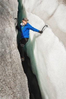 İki Buz baltaları ile sigorta olmadan ücretsiz bir dağcı buzulun bir boşlukta üzerinden yükselir. Ücretsiz halat tırmanma