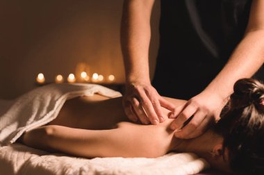 Karanlık bir odada bir genç kız için spa masaj yapıyor erkek işçi kadar kapatın