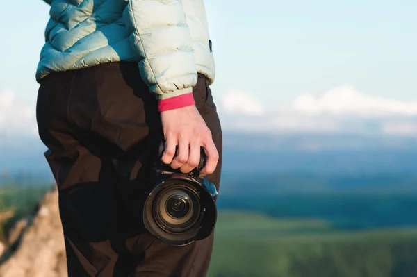 Detail Dslr fotoaparát v rukou fotografa dívka v přírodě s fotoaparátem v ruce. Boční pohled — Stock fotografie
