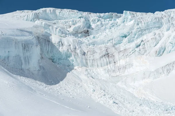 Sole sulle montagne invernali coperte di neve. Pendenza freeride incontaminata. Ghiacciaio innevato — Foto Stock