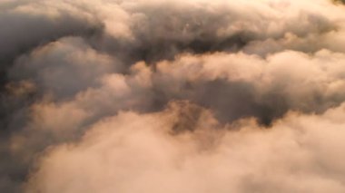 Gerçek uçan geç güneşin ile akşam timelapse bulutlar üzerinde. Cennet güzel güneş ışınları ile hareket ile uçuş. Hava yoluyla seyahat. Sinema arka plan için mükemmel