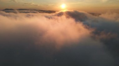Bulutlara aracılığıyla dusk veya şafak uçan. Pembe bulutlar güneşin uçan. Havadan görünümü. Kuzey Kafkasya