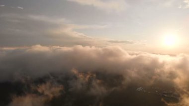 Gerçek uçan geç güneşin ile akşam timelapse bulutlar üzerinde. Cennet güzel güneş ışınları ile hareket ile uçuş. Hava yoluyla seyahat. Sinema arka plan için mükemmel