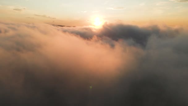 Volare tra le nuvole al tramonto o all'alba. Volare tra nuvole rosa al sole. Vista aerea. Caucaso settentrionale — Video Stock
