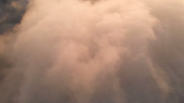 Prawdziwe latanie chmury timelapse wieczór z późno słońce. Lot przez przenoszenie cloudscape promienie słońca piękny. Podróżujących drogą lotniczą. Idealne na tle kino — Wideo stockowe