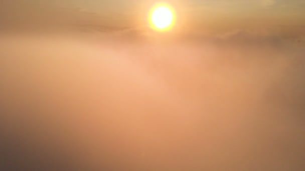 Voler à travers les nuages au crépuscule ou à l'aube. Voler dans des nuages roses au soleil. Vue aérienne. Caucase du Nord 