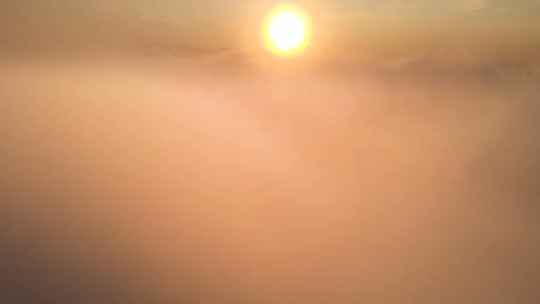 Voando através das nuvens ao anoitecer ou ao amanhecer. Voando em nuvens cor-de-rosa ao sol. Vista aérea. Norte do Cáucaso — Vídeo de Stock