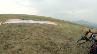 Orta atış profesyonel yamaçparaşütü pilot Kalkışa hazırlar kanat yükseltir ve paradrome kaldırdı kanat ile yürüyor