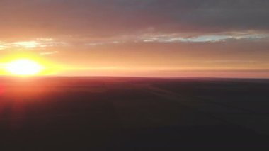 Mesafe 500 metre yükseklikte alanlar üzerinde Panorama içinde yatay hareket sulu parlak renkli günbatımı. Düşük anahtar. Epik renk. Havadan görünümü