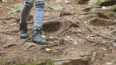 İnce kız iğne yapraklı orman yol boyunca yürüyüş. Turizm Caucasus yedekte. Bir turist ayak closeup. Kameranın doğru gider